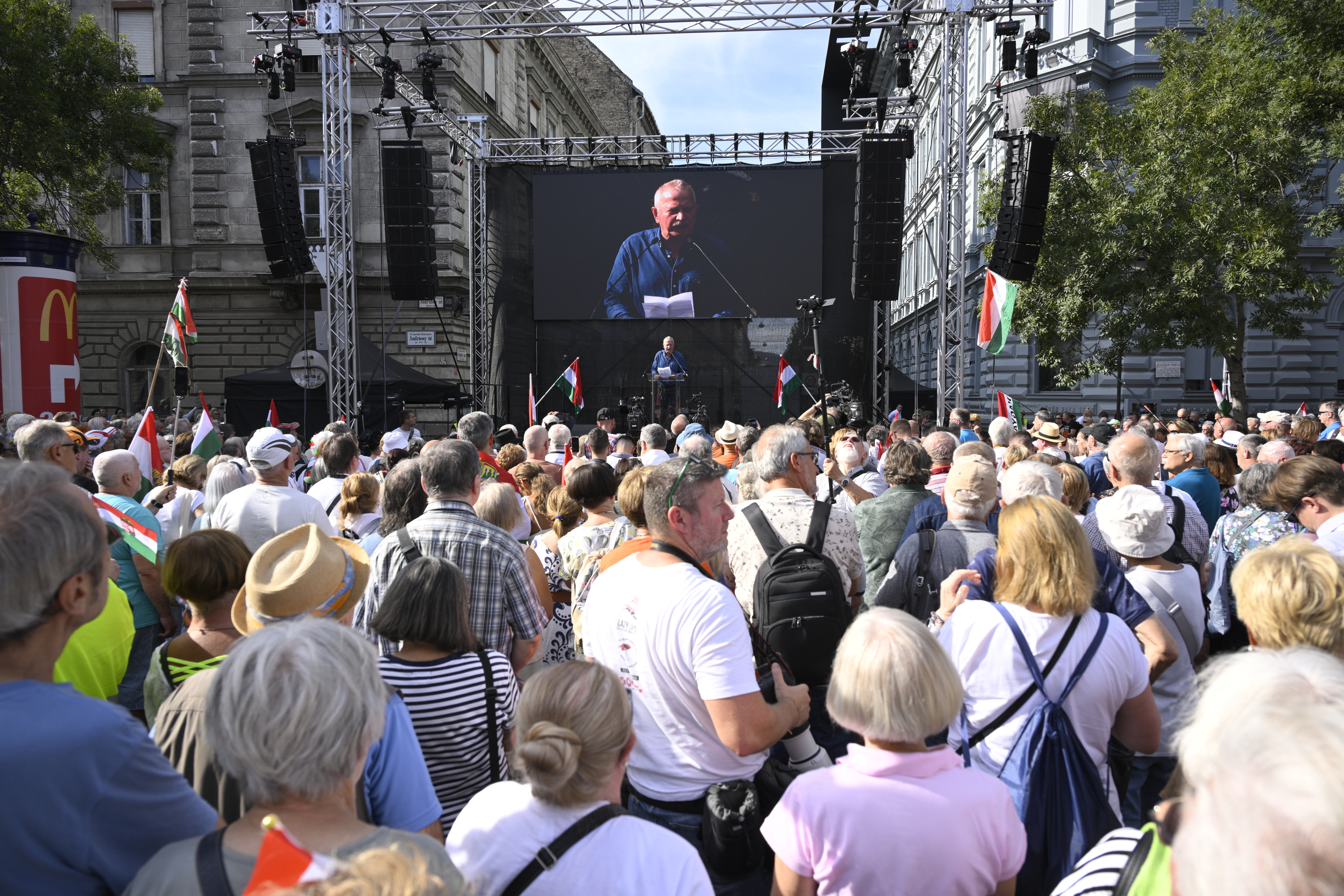Ezrek tüntettek ma délután a Terror Háza Múzeum átmeneti bezárása ellen