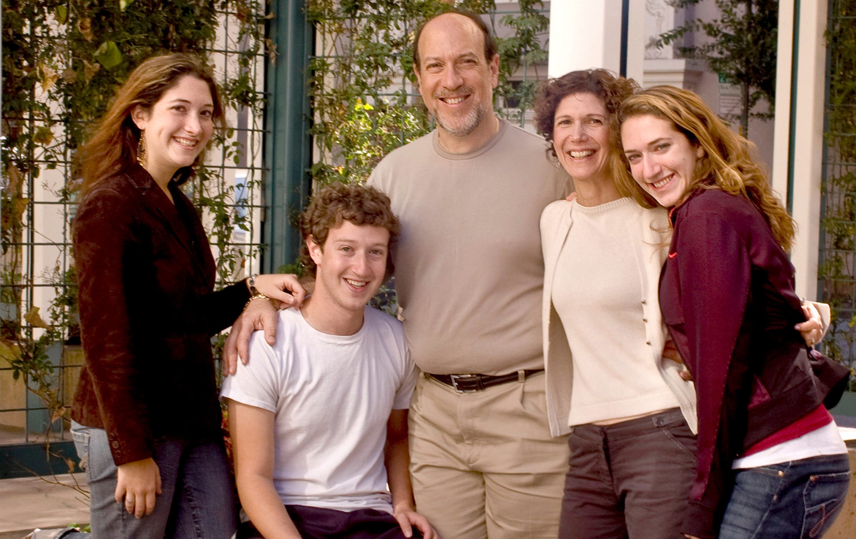 A Zuckerberg család 2005-ben a Facebook főhadiszállásán (Randi és Mark a kép bal oldalán). 